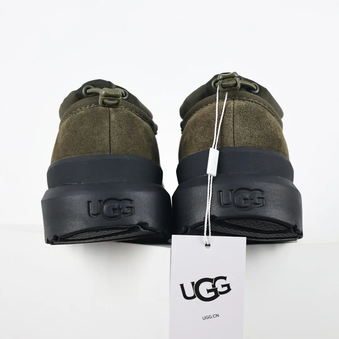 Pick up locally 💰620 Core recommendation Good price Cashmere insoles are a good choice for keeping warm in winter and at home. In the new year, uug launched a series of styles, which are partially geared towards the preferences of young consumers and are also at the forefront of fashion trends. Shoe body material Water-repellent coated suede upper 17mm UGGPURE™ implanted wool insole Lightweight non-slip comfortable rubber outsole With brand LOGO Trademark Comes with a full set of packaging Size: 40 41 42 43 44
